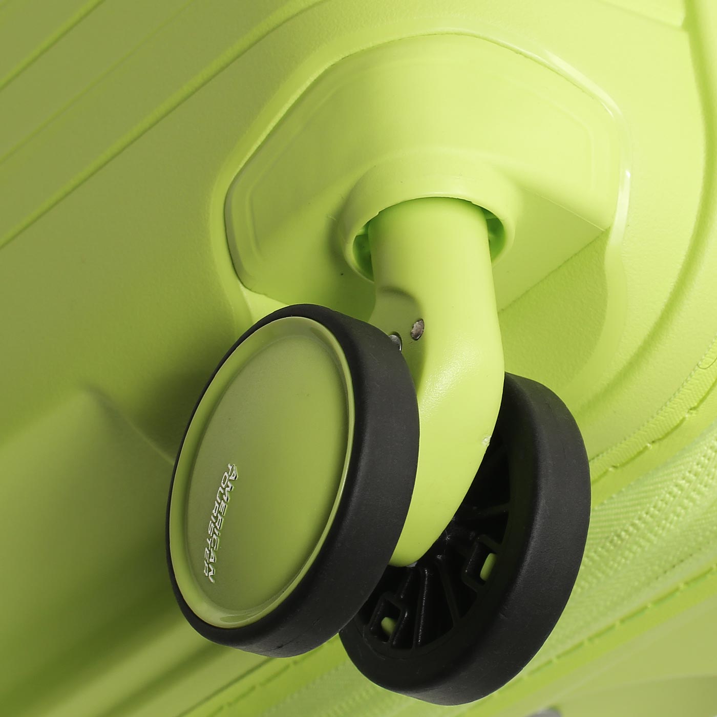 Чемодан на колесах American Tourister Fastforward