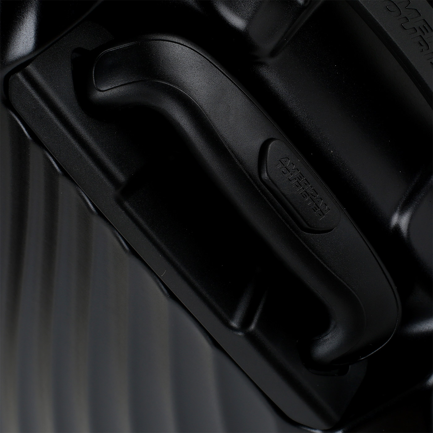 Чемодан большой L из ABS-пластика с кодовым замком American Tourister Jetglam