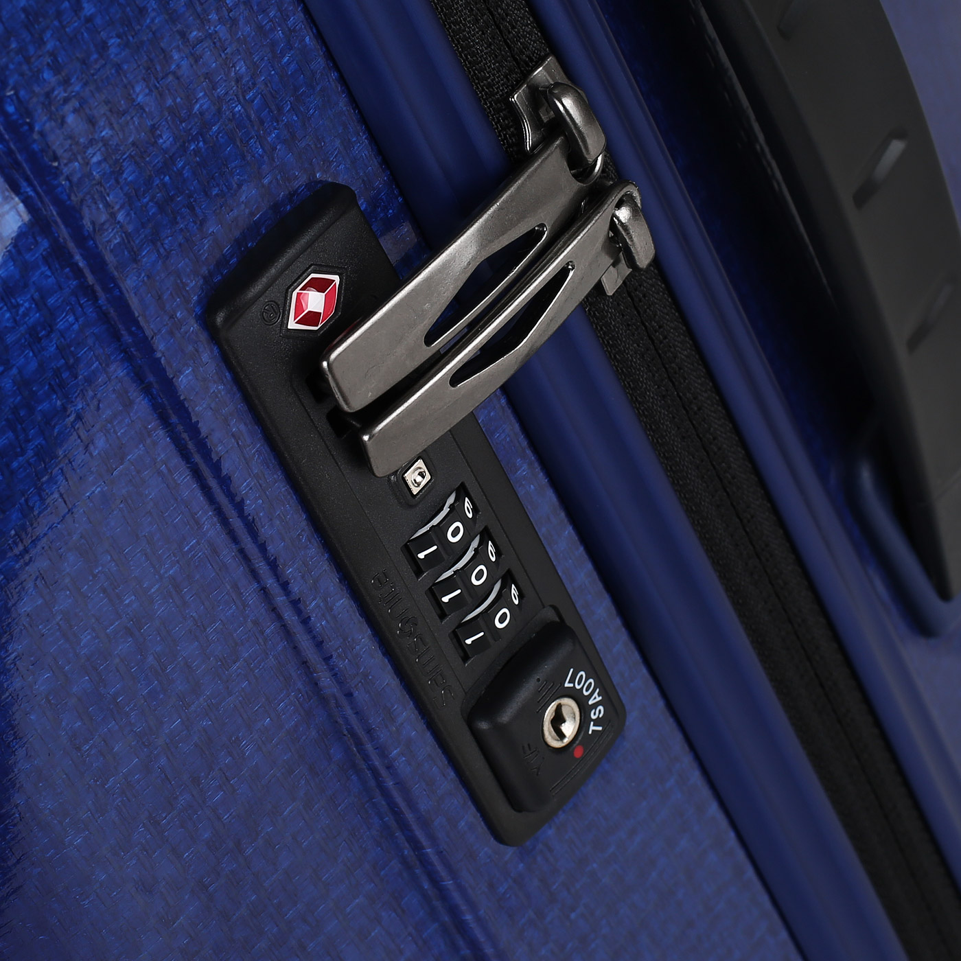 Чемодан средний M из материала Curv с кодовым замком Samsonite C-Lite