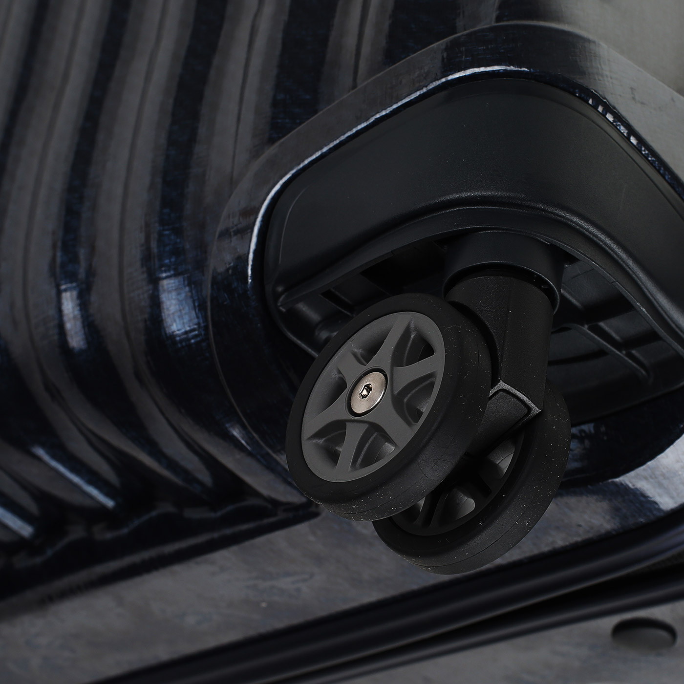 Чемодан средний M из материала Curv с кодовым замком Samsonite C-Lite