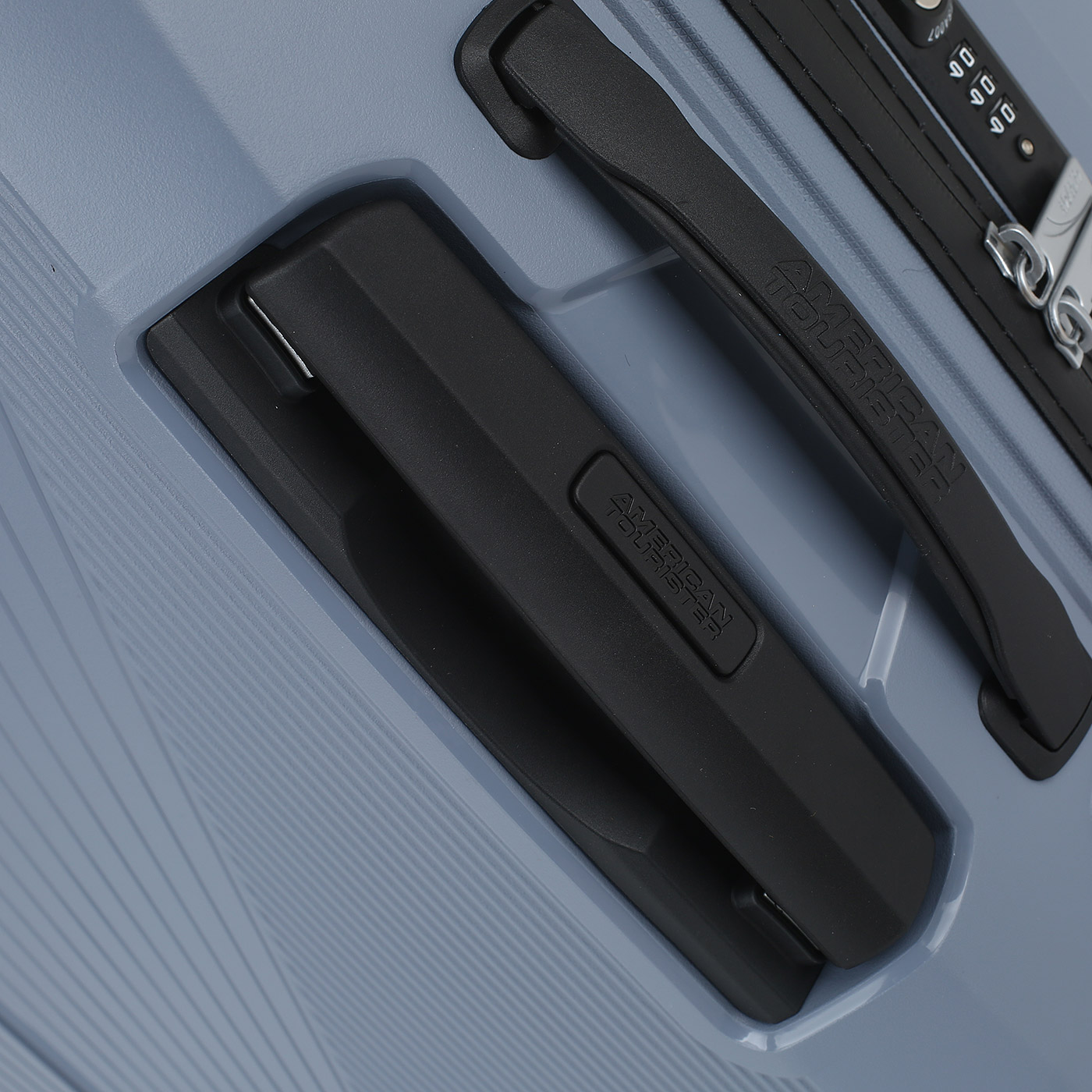 Чемодан средний M из полипропилена с кодовым замком American Tourister Airconic