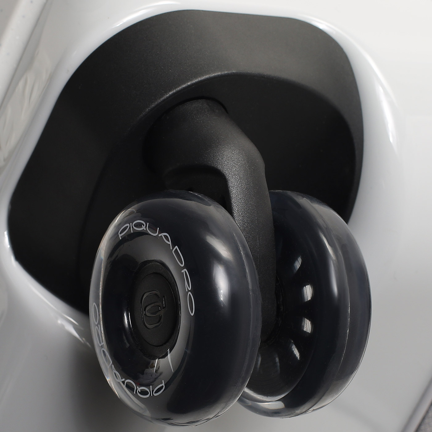 Чемодан средний M из поликарбоната Piquadro Pop